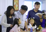 중국을 탈출한 ‘메이플라워 교회’ 성도들이 예배를 드리고 있다. ⓒCBN뉴스 유튜브 영상 캡쳐