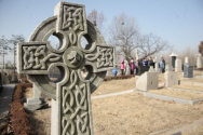 십자가 의미를 되새기기 위해 양화진외국인선교사묘원을 찾은 성도들.  