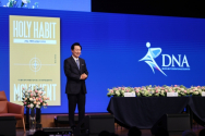 김은호 목사가 「다니엘 프로젝트」 북 콘서트에서 책에 대해 설명하고 있다. ©오륜교회