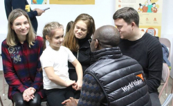 국제월드비전 에릭 키히후라 위기관리 및 규정 준수 본부장이 우크라이나 드니프로에 있는 아동친화공간을 방문해 아동들을 만나고 있다. 지난 2년 동안 월드비전은 협력기관과 함께 우크라이나, 루마니아, 몰도바, 조지아에 150개 이상의 아동친화공간을 조성했다. ⓒ월드비전