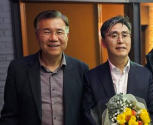 정동수 목사(왼쪽)와 김덕영 감독(오른쪽). ⓒ사랑침례교회 제공