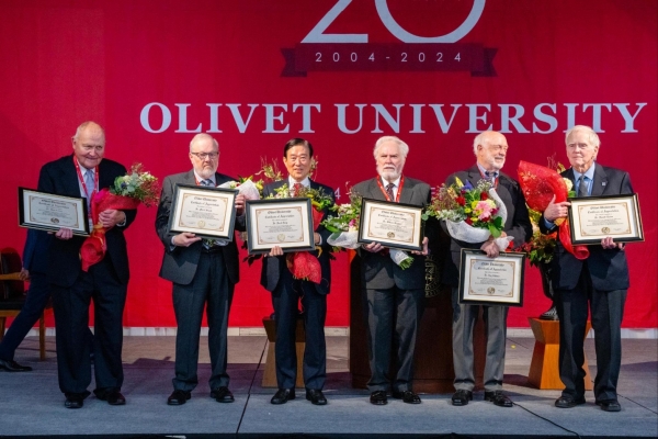 올리벳대학교 설립자인 장재형 목사(왼쪽 세번째)와 이 대학 시니어 교수들이 감사패를 받았다.