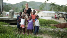 아이티의 질 돌란 선교사와 현지 아이들의 모습. ⓒ러브 어 네이버 제공