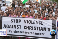 인도의 기독교 여성들이 플래카드를 들고 정부의 기독교 박해에 반대하는 시위에 참여하고 있다.
