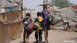 예멘 라히즈주 난민캠프에서 걸어가는 아동들. ⓒ세이브더칠드런 제공