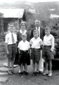 지리산에서 인돈 부부와 네 아들. 왼쪽부터 윌리엄, 드와이트, 휴, 유진. 많은 미국인 선교사들은 한국에서 풍토병에 시달렸다. 이들은 당시 요양을 위해 지리산 노고단의 선교사 캠프를 마련했다.