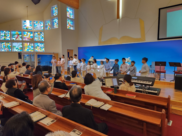훼드럴웨이 제일장로교회 유치부, 유년부 학생들이 부활절 특별 공연을 선보이고 있다