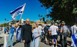 미국 캘리포니아에 위치한 하베스트크리스천펠로우십교회의 그렉 로리 목사와 캐서 로리 사모가 최근 이스라엘 지지 집회에 참가했다. ⓒ그렉 로리 페이스북