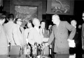 1953년 8월 8일 이승만 대통령이 한미상호방위조약 가(假)조인식에 참관, 미국 측 관계자와 악수하고 있다. ⓒ국가기록원