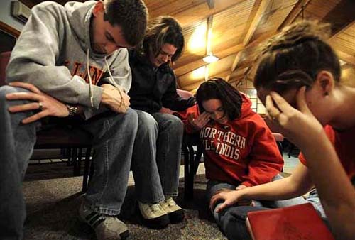 충격이 채 가시지 않은 학생들은 삼삼오오 모여 기도하며 하나님의 위로를 구했다. (AJC.com 제공)