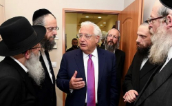 지난 2018년 5월 22일 브네이 브락(Bnei Brak)에 있는 &#039;아치야 학습 센터&#039;(Achiya Learning Center)를 방문한 데이비드 프리드먼(David Friedman) 전 이스라엘 주재 미국 대사. ⓒ주예루살렘 미국대사관