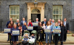 영국 총리 관저에 낙태 기한 단축 청원서를 전달한 생명수호단체들. ⓒ영국 생명권