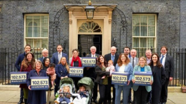영국 총리 관저에 낙태 기한 단축 청원서를 전달한 생명수호단체들. ⓒ영국 생명권