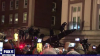 학생들이 점거한 해밀턴홀 안으로 진입을 시도하는 경찰. ⓒ폭스뉴스 방송화면 캡쳐