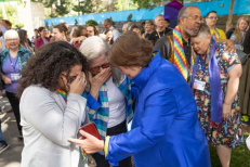 UMC 사상 첫 동성애자 감독이었던 캐런 올리베토(파란색 재킷)와 &#039;그녀의 아내&#039; 로빈 리데노어(Robin Ridenour·가운데)가 1일 UMC 총회에서 동성애자의 목사안수 금지 규정 폐지 결정 후 포옹하고 있다. ⓒUM News