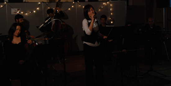 첫 번째 앨범 '노래일기'를 최근 선보인 박수진씨는 지난 15일 예수마을교회 커피하우스에서 공연을 펼쳤다.