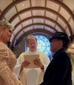 세인트 빈센트 드 폴 가톨릭 교회의 조셉 윌리엄스 신부(가운데)가 켈리 나이트(오른쪽) 목사와 마이아에게 결혼 서약을 받고 있다. ⓒ켈리 나이트 인스타그램