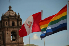페루 국기와 7색 무지개기.
