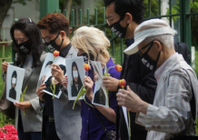 미국에서 열렸던 제18회 북한자유주간 마지막 날, 주미 한국 대사관 앞에서 진행된 탈북민 가족 구출을 위한 평화시위에서 참가자들이 기도하던 모습. ©미주기독일보.