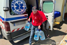 세이브더칠드런 우크라이나 직원이 하르키우 임시거주지에 물을 전달하고 있다. ⓒ세이브더칠드런