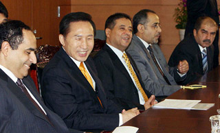 지난달 31일 주안 아랍지역 대사들과 만나 환담을 나누는 이명박 당선인. 중동 국가와의 경제 협력을 강조하고 있는 이 당선인의 강한 의지 아래 MES 설립이 적극 추진 중이다. 