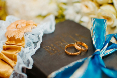 성경과 결혼 서약 반지