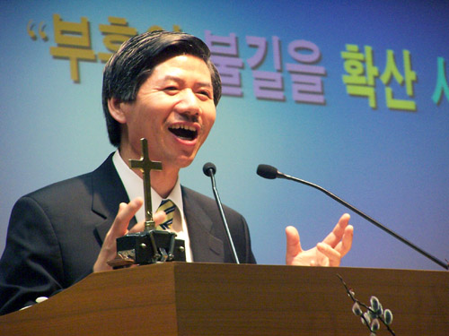 설교하는 김종필 목사.