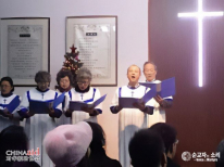 중국 청두시 생명샘교회 합창단이 주일예배에서 찬양하고 있다. 역사가 매우 깊은 이 도심지 교회는 2021년 3월 정부 당국자들의 급습을 받았다.