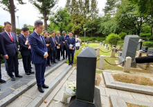 ▲김의식 총회장이 지난해 9월 첫 일정으로 언더우드 선교사 묘소 앞에서 추모하던 모습. ⓒDB