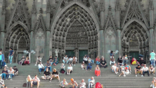 ▲쾰른 대성당 입구 계단에 앉아 있는 관광객들의 모습. ⓒPixabay