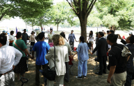 9일 오전 11시 진행된 172차 워싱턴 D.C 통일 광장 기도회에서 참가자들이 북한자유주간 행사 참가자들과 함께 손을 잡고 &#039;우리의 소원은 통일&#039;을 부르고 있다.