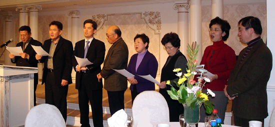 선교보고 앞서 예배를 드리며 제 1차 KPM의료선교팀들이 특송했다.