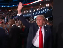 미국 공화당 대선 후보 도널드 트럼프 전 대통령이 귀에 거즈를 붙인 채 15일 미 위스콘신주 밀워키의 파이서브포럼에서 개막한 공화당 전당대회(RNC)에 도착해 손을 흔들고 있다. ⓒ현지 영상 캡처