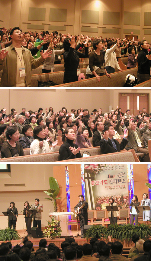 뜨겁게 기도하는 참가자들과 찬양을 인도한 토기장이 찬양팀