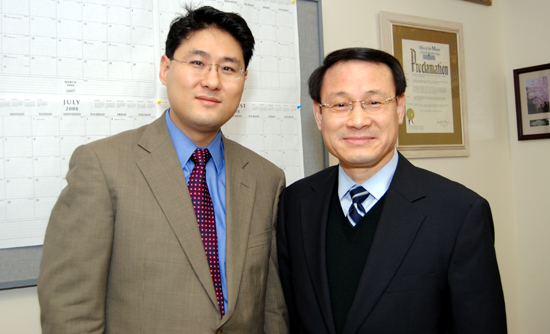 이재홍 목사(좌)와 최창섭 목사(우)