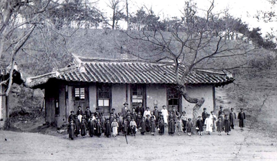 1900년대 신흥학교 학생들과 교사의 모습 (각주 6)