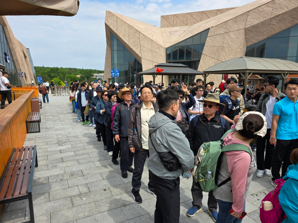 백두산 입구 매표소에 순서를 기다리는 회원들과 백두산 방문을 위해 길게 줄을 선 중국 사람들