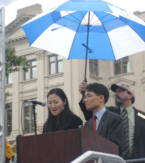 단상에 올라 '우리는 하나'를 외치는 정샤론 자매와 최재휴 목사