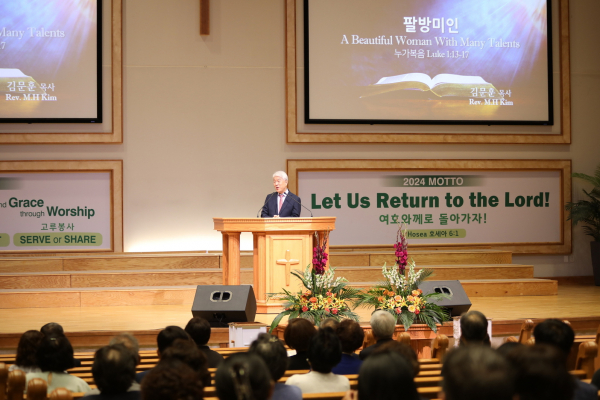 김문훈 목사가 센트럴교회에서 열린 새생명 축제에서 말씀을 전하고 있다.