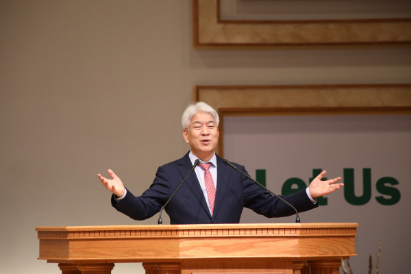 김문훈 목사가 센트럴교회에서 열린 새생명 축제에서 말씀을 전하고 있다.