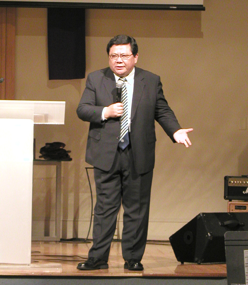 말씀을 전하는 이성철 목사