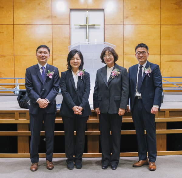 시애틀 온누리교회 2024 임직식 왼쪽부터 황은철 장로, 권수영 권사, 이진아 권사, 이영수 안수집사