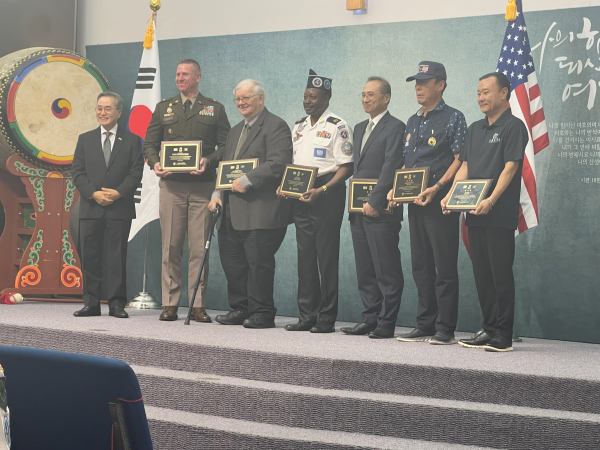 Brigadier General Michael Shanley
Cdr. Eugene Tulich, Houston Military Affairs Committee 의장
Arthur L. Bryan, Don C. Faith (MOH) Chapter 222 지휘관
Rev. Ji Chul Doo, Calvary Korean Baptist Church 담임 목사
Tai Hwan Chung, Korean Veterans Association of the South-Central Region, USA 회장
Kwang Soo Han, Arum Missionary Worship Team 디렉터