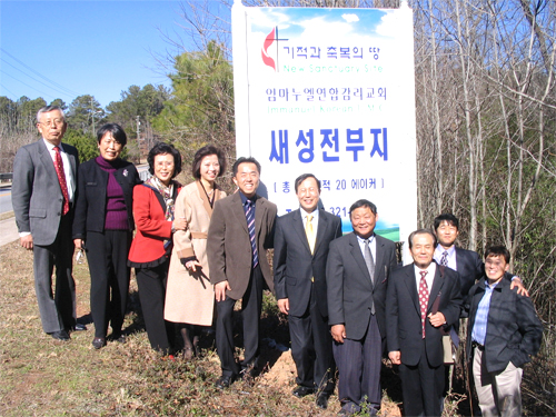 20에이커 새성전부지 앞에서 신용철 목사(왼쪽에서 다섯번째)와 건축위원회원들