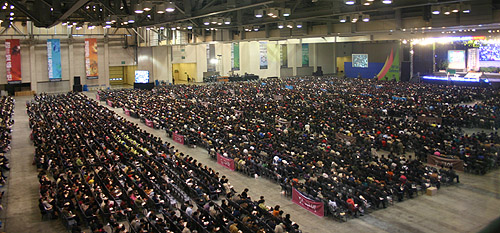 ‘2008 두날개 컨퍼런스’가 열린 부산 벡스코 컨퍼런스에서 참석자들이 김성곤 목사의 메시지를 듣고 있다. ⓒ허난세 위원 