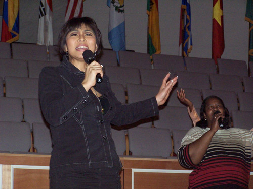 리허설에서 찬양하는 지민 리씨.