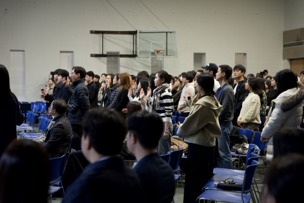 시애틀형제교회 다운타운 캠퍼스 서리집사 임직식에서 서약하는 성도들