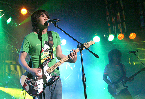 대중적인 락 가수 윤도현 밴드는 '교회에 가장 어울리는 음악이 락 음악'이라며 열광의 무대를 선사했다.