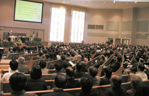 그 어느때보다 감사의 마음으로 본당을 가득매운 성도들