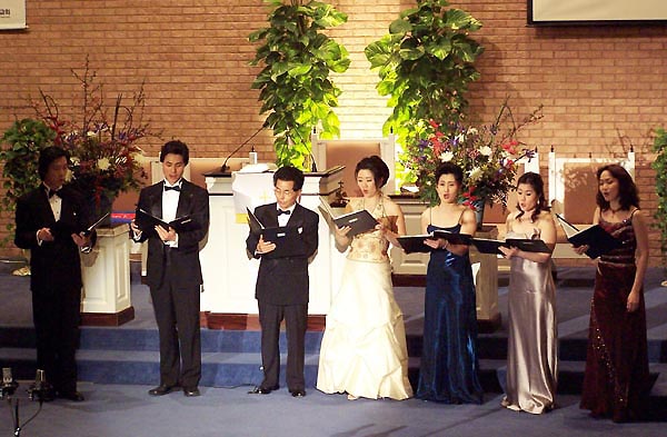 '우리의 기쁨이 되시는 예수'를 복4중창하고 있다.